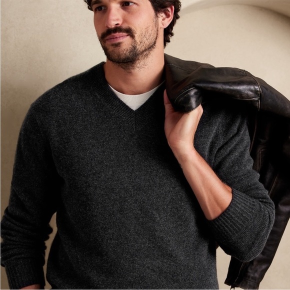 Banana Republic 100% Cashmere V-neck Sweater Charcoal Gray Size S - Picture 1 of 4
